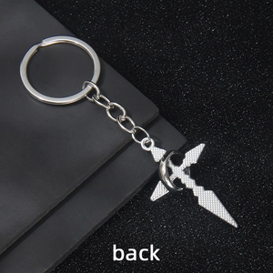 Porte-clés croix et épée en métal argenté avec détails de texture sur fond noir