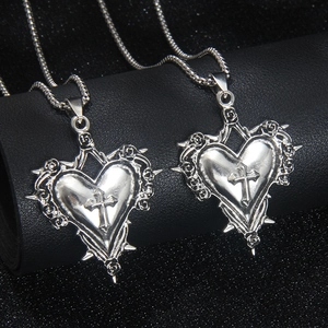 Collier Pendentif Croix Coeur Argent Rétro Gothique Avec Détail Rose Épineuse Chaîne en Acier Inoxydable pour Hommes Femmes Bijoux Punk