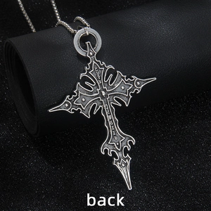 Collier croix gothique pour homme en acier inoxydable avec finition vintage vue de dos