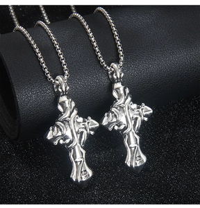 Détail du pendentif croix gothique en acier inoxydable avec vigne et collier chaîne box