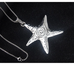 Vue macro du pendentif étoile de mer en acier inoxydable argenté avec texture martelée