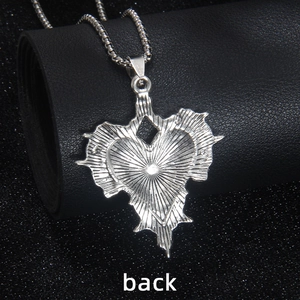 Collier croix coeur argent gothique avec texture rayonnante et design épines homme