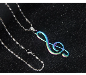 Détail macro du pendentif clé de sol arc-en-ciel avec chaîne box en acier inoxydable durable