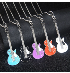 Vue détaillée des pendentifs guitare en émail bleu, noir, violet, orange et blanc