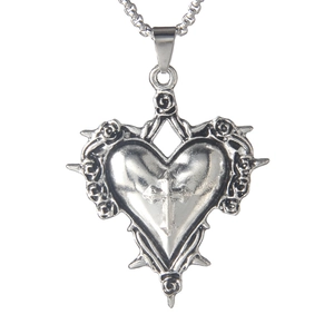 Pendentif cœur gothique argenté avec épines, roses et croix sur fond blanc