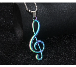 Gros plan d'un pendentif note de musique arc-en-ciel sur une chaîne boîte argentée