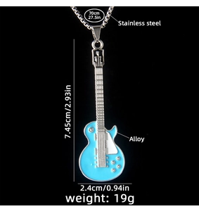 Détails du pendentif guitare électrique bleue avec mesures de la chaîne et taille