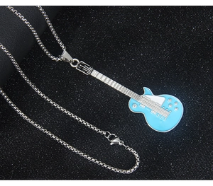 Vue macro du collier pendentif guitare électrique bleu ciel avec chaîne à anneaux polis