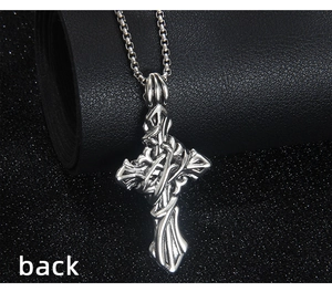 Détails de l'arrière d'un pendentif croix gothique avec des motifs de vignes tressées