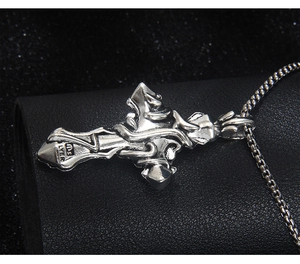 Détail du pendentif croix avec gravure de vigne et logo LYER sur chaîne maille