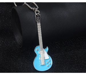 Détail du pendentif guitare électrique en émail bleu sur chaîne maille miroir