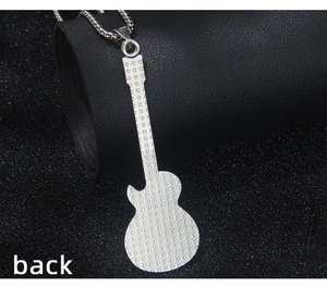 Détail du dos du pendentif guitare avec motifs d'étoiles gravés sur acier argent