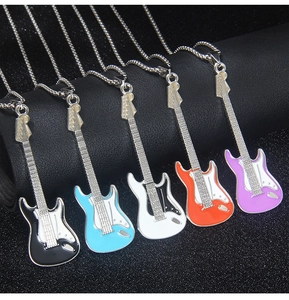 Detailansicht der bunten Gitarrenhalsketten in Schwarz Blau Weiß Orange und Lila Emaille
