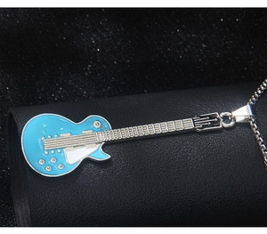Vue détaillée du pendentif guitare électrique en émail bleu clair sur chaîne argentée
