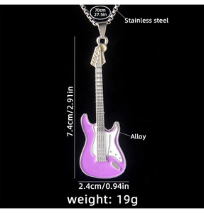 Detailansicht der lila Gitarren-Halskette mit 70cm Edelstahlkette und genauen Abmessungen