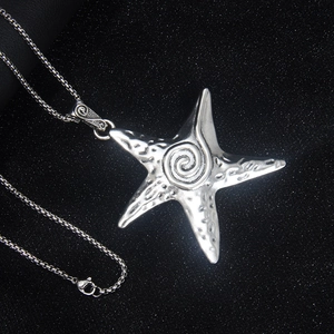 Collier pendentif étoile de mer argentée vintage avec texture détaillée et chaîne maille