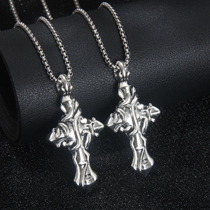 Collier Pendentif Croix en Acier Inoxydable Vintage pour Hommes Collier Croix en Alliage Relief Gothique Hip Hop Bijoux