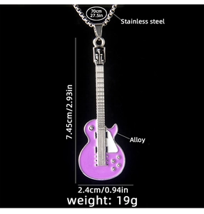 Dimensions détaillées du pendentif guitare violet et de la chaîne en acier de 70cm