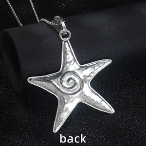 Vue arrière du grand pendentif étoile de mer en acier inoxydable avec motifs spirales