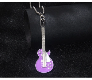 Gros plan détaillé du pendentif guitare en émail violet sur fond texturé noir