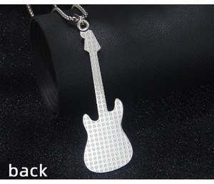 Detailansicht der Rückseite eines Gitarrenanhängers mit Sternenmuster und Silberfinish