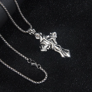Collier hip hop en acier inoxydable avec pendentif croix et motif de vigne entrelacée