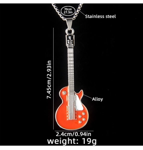 Détails du pendentif guitare montrant la chaîne en acier de 70cm et les dimensions exactes