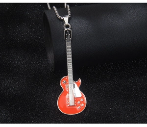 Vue macro du pendentif guitare électrique en émail orange avec chaîne en métal argenté