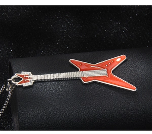 Gros plan d'un pendentif guitare orange vif avec cordes métalliques et chaîne à billes