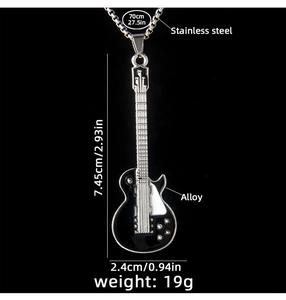 Vue détaillée du pendentif guitare 7,45cm et collier chaîne en acier inoxydable 70cm