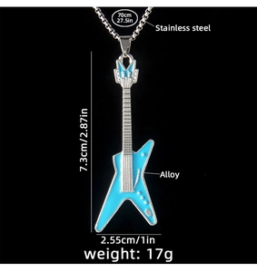 Vue détaillée du pendentif guitare électrique bleue avec dimensions et chaîne en acier