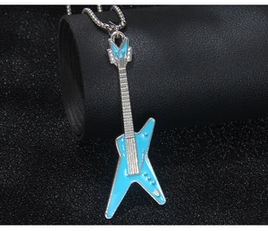 Détail du pendentif guitare électrique en émail bleu ciel sur une chaîne à billes