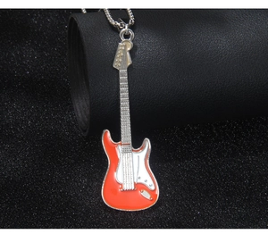Detailaufnahme der roten E-Gitarre Halskette mit silberner Kugelkette auf Schwarz