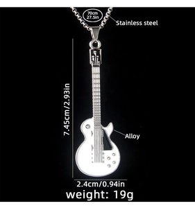 Détails du pendentif guitare blanche de 7,45cm avec dimensions et longueur de chaîne