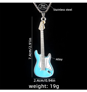 Detailansicht des 7,4 cm blau-weißen Emaille-Gitarrenanhängers mit Edelstahlkette