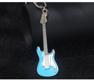 Nahaufnahme der hellblauen Gitarre-Halskette mit silberner Perlenkette auf Leder