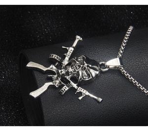 Gros plan d'un pendentif tête de mort avec double mitraillette au style punk gothique