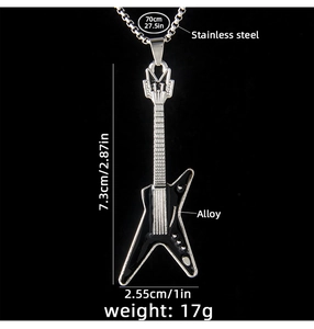 Vue détaillée du pendentif guitare punk montrant les dimensions et la chaîne en acier