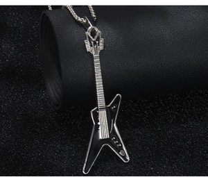 Vue détaillée du collier guitare électrique avec émail noir et incrustation de zircon