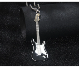Detail eines Gitarrenanhängers mit schwarz-weißer Emaille an einer Edelstahlkette