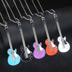 Collier Pendentif Guitare Électrique en Acier Inoxydable pour Hommes Femmes Bijoux Instrument de Musique Émaillé