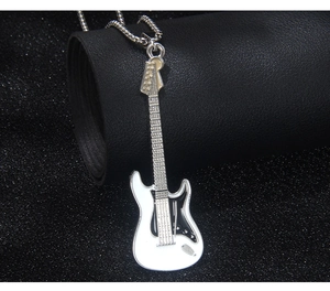 Detailansicht der E-Gitarren-Halskette mit schwarz-weißem Emaille auf Metallkette