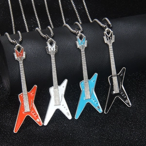 Collier Pendentif Guitare Électrique Rock Punk pour Hommes Femmes Chaîne en Acier Inoxydable Bijoux d'Instrument de Musique en Émail