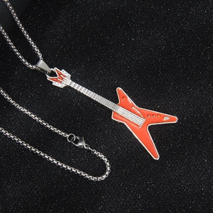 Collier avec pendentif guitare en émail rouge et chaîne en métal argenté pour homme et femme