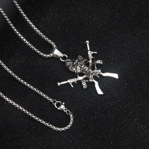 Collier punk en acier inoxydable avec pendentif crâne et fusils croisés pour hommes