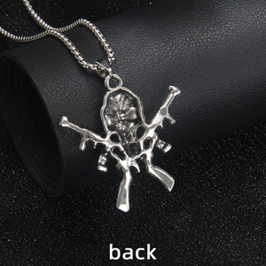 Pendentif crâne et fusils croisés en argent vintage avec chaîne, vue arrière détaillée