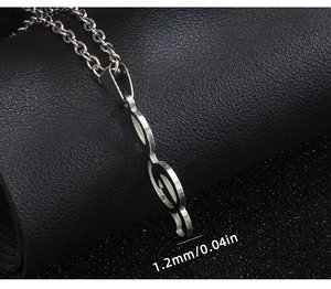 Détail du pendentif note de musique en acier de 1,2 mm d'épaisseur sur cuir noir