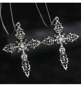 Détails de pendentifs croix en argent style punk avec strass scintillants en gros plan