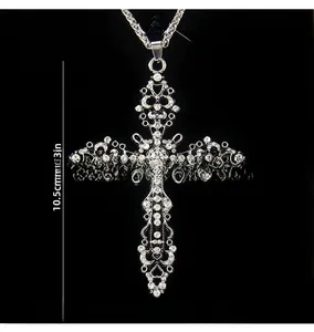 Détail de la chaîne en acier de 60cm et du grand pendentif croix baroque serti de strass