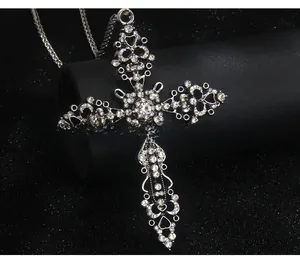 Détail d'un grand pendentif croix gothique orné de cristaux étincelants